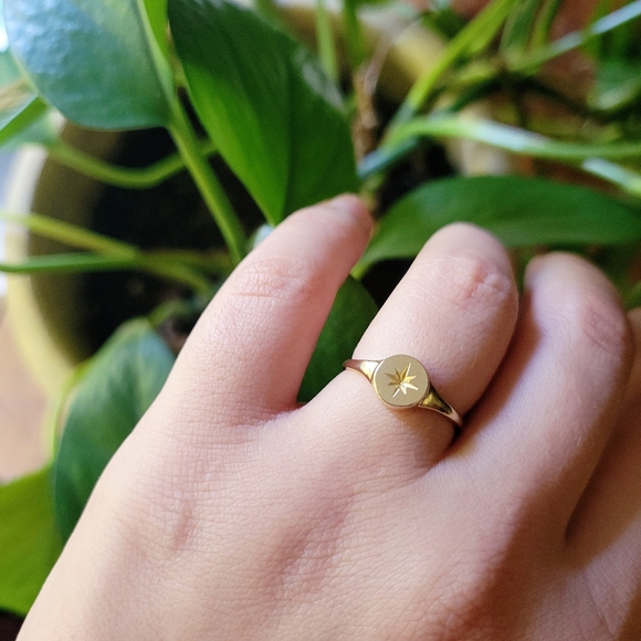 Classic 9ct 9K Solid Gold Dainty Sunburst Star Signet Ring, size 6 - Picture 6 of 9